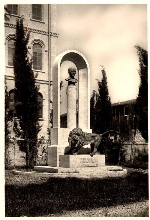 Teramo, Monumento a Mario Capuani (cartolina del 1949, foto Sgattoni, Teramo)
